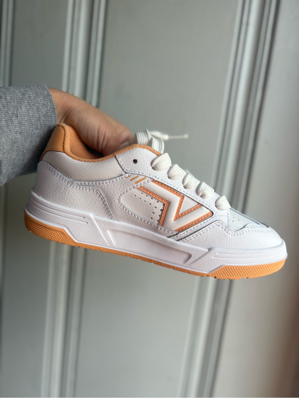 VANS Upland Women’s White and Orange Low-Top Sneakers NEW Size 7 - Picture 8 of 10